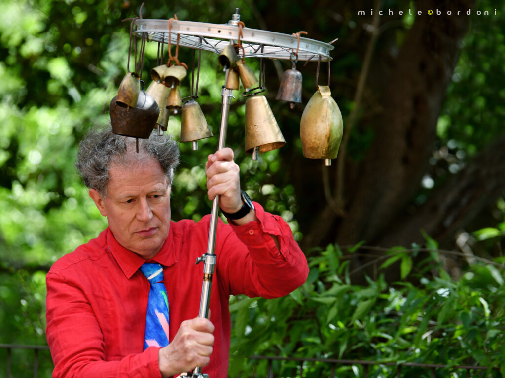 Martin Mayes con l'albero delle campane (foto di Michele Bordon)